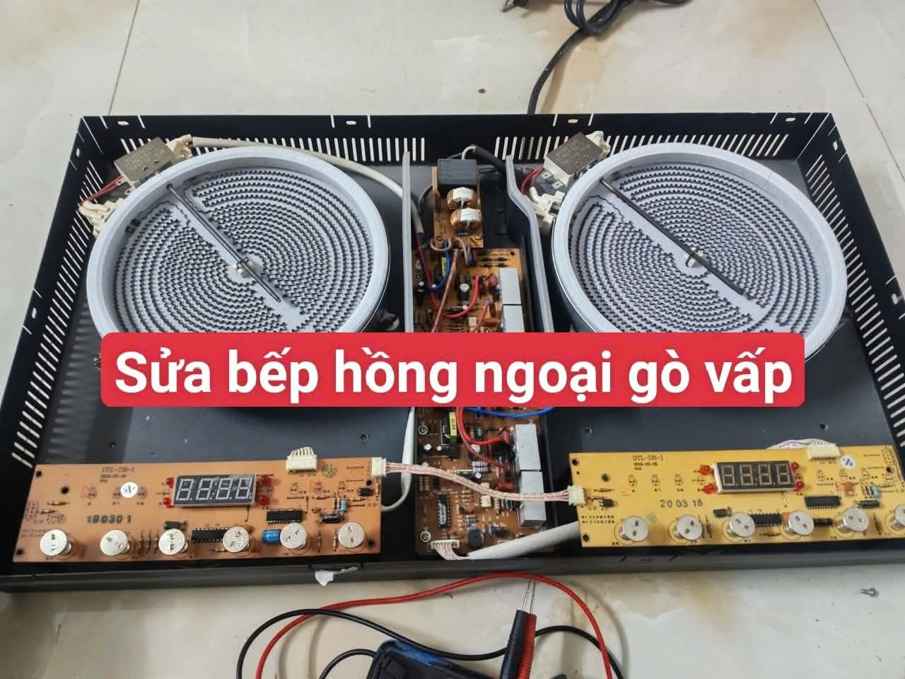 Ảnh tạm kiểm tra linh kiện điện tại khu vực sửa chữa