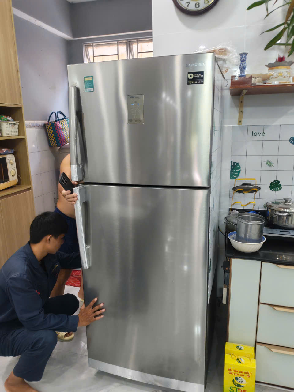 Kỹ thuật viên kiểm tra tủ lạnh tại nhà
